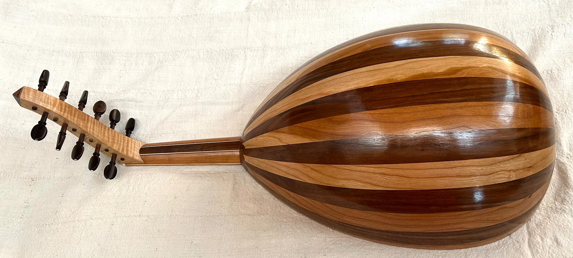 Oud backside wood design
